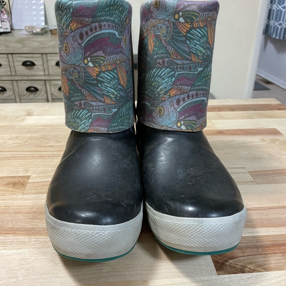 Fishe wear size 11 Xtratuf boots